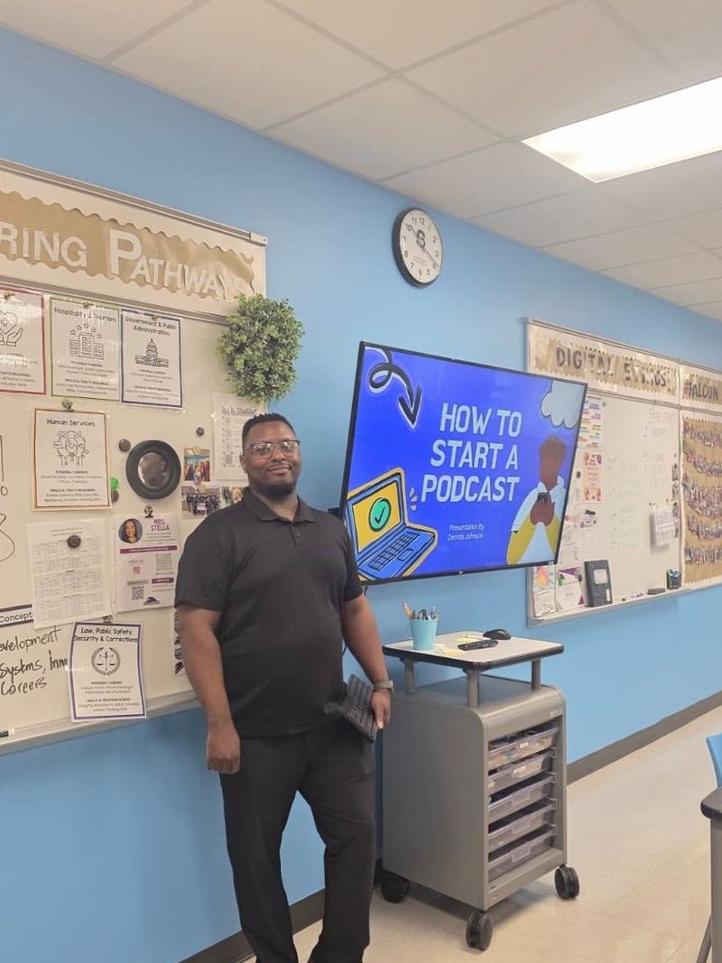 Derrick Johnson presenting How to Start a Podcast to students in a classroom