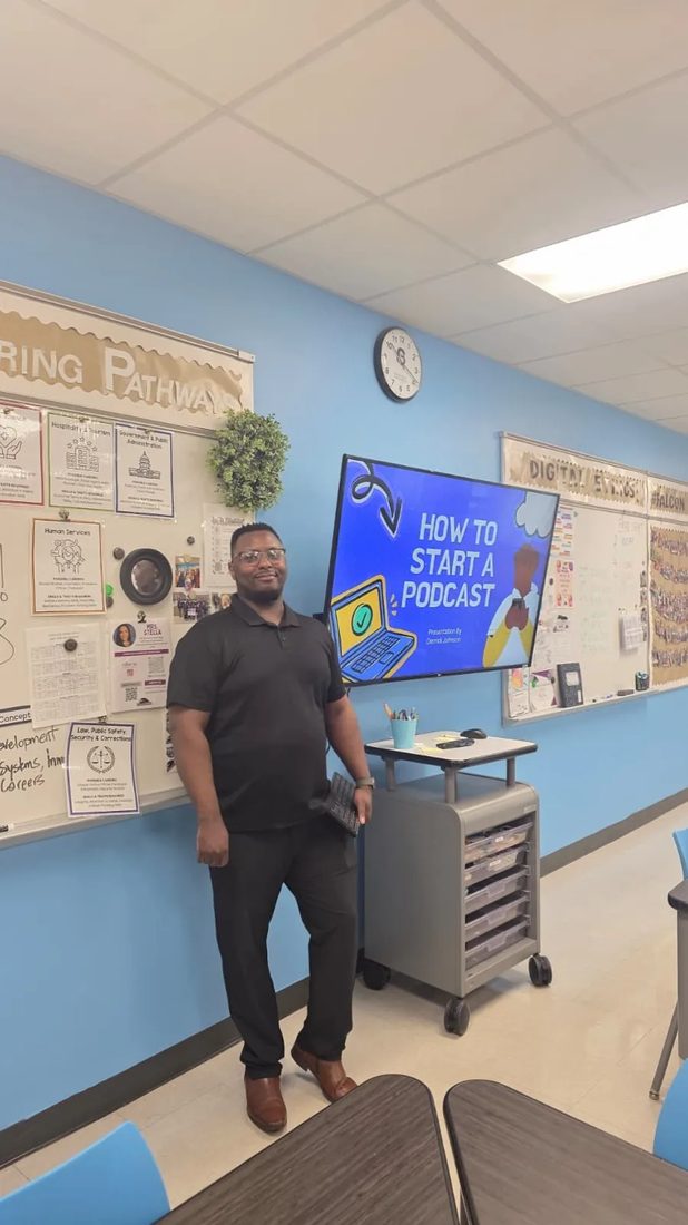 Derrick Johnson presenting How to Start a Podcast to students